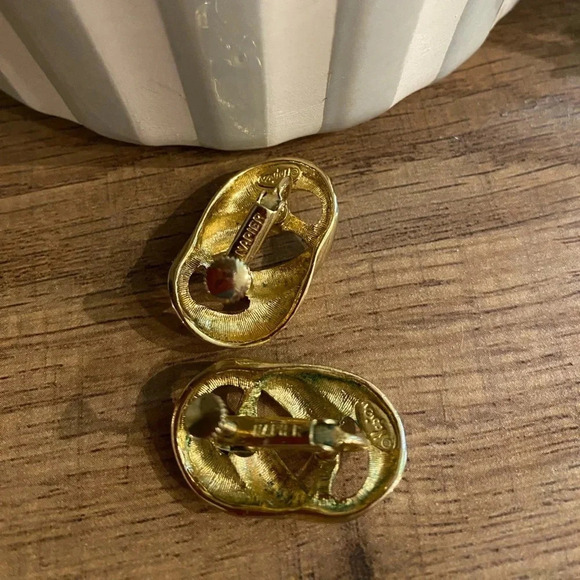 Vintage Napier Large Gold Tone Linked Screw Clip-On Earrings - Picture 3 of 3